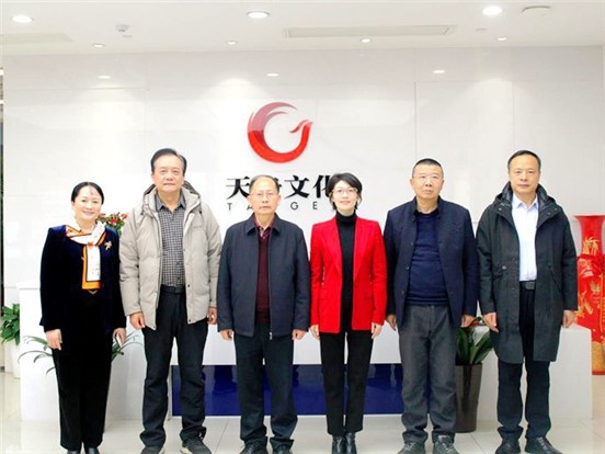 省委宣傳部原副部長、省文化創(chuàng)意產(chǎn)業(yè)協(xié)會會長楊金鳶一行調(diào)研天舟文化